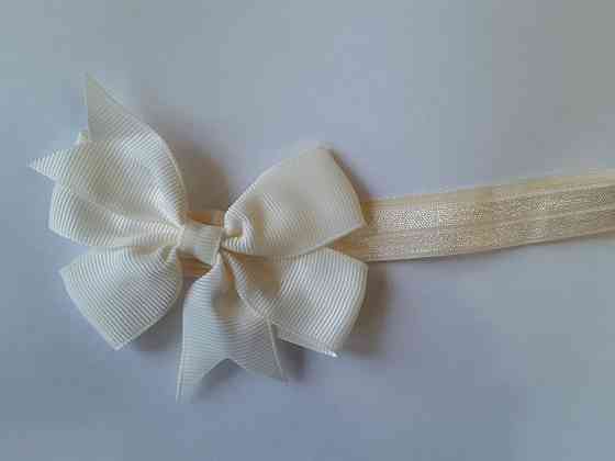 Дитяча бежева пов'язка - на резинці, окружність від 30см до 48см, бант 9см Київ