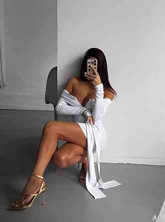 Женское привлекательное роскошное мини-платье с открытым декольте Белый 46/48 Одесса