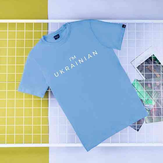 Футболка мужская однотонная голубая Pobedov Peremoga - I'M UKRAINIAN наклейка біла Киев