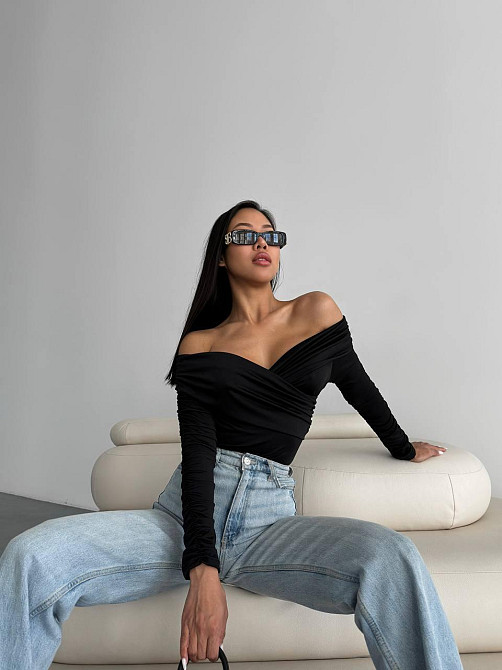 Женский романтичный боди с открытыми плечами трикотаж масло Черный Одесса - изображение 4