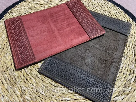 Патріотична шкіряна обкладинка на паспорт України бордового кольору ST Leather Київ