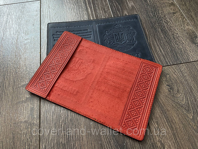 Патріотична жіноча обкладинка на паспорт України червоного кольору ST Leather Київ - фото 3