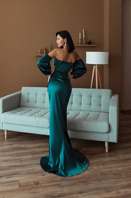 Женское роскошное вечернее платье со шлейфом и съемными рукавами из королевского атласа Изумрудный, M Одесса - изображение 7