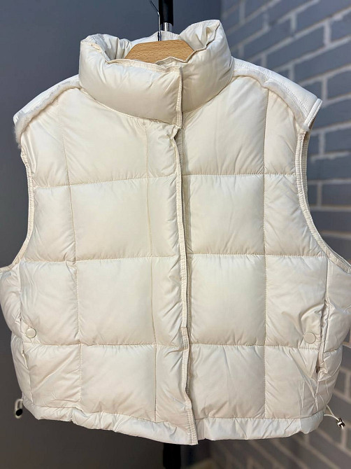 Жилетка женская Lady Yep 9039 стеганная короткая вставка из экокожи на спине капучино, капучино, 46 Киев - изображение 18