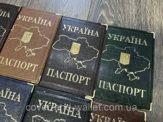Обложка на паспорт с картой Украины и гербом Киев
