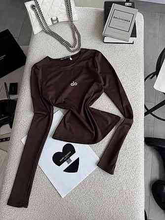 Стильний жіночий базовий лонгслів із написом і вирізом під пальчик мікродайвінг Шоколад Одеса
