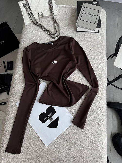 Стильный женский базовый лонгслив с надписью и вырезом под пальчик микродайвинг Шоколад Одесса - изображение 5