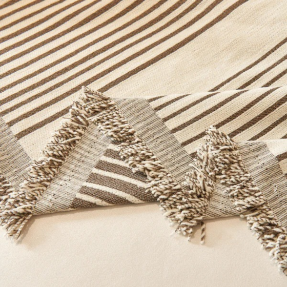 Плед покрывало для дивана и кровати,чехол накидка для мягкой мебели 180х230 см,бело-коричневым с узором Каменец-Подольский