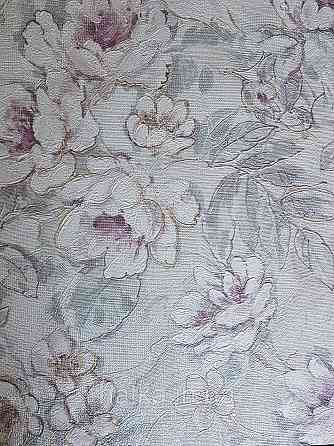 Шпалери метрові вінілові на флізелін Grandeco Poem квіти троянди структурні бузкові зелені на білому Київ