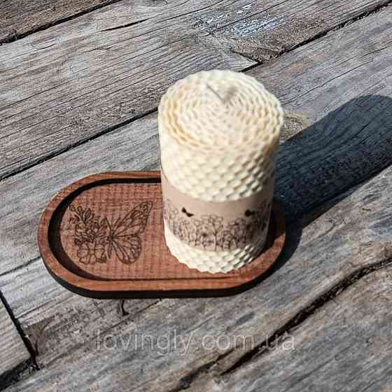 Свеча из вощины молочного цвета на деревянной подставке. Ирпень