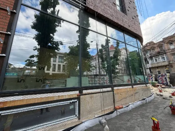 Новое здание в центре города, Староказацкая 20, на перекрестке. Уникальный проект, от именитых дизайнеров. Система отопления и кондиционирования возду Днепр