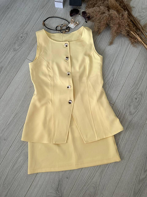 Женский базовый костюм двойка: удлиненный жилет и мини юбка из плотной костюмки Желтый, 42/44 Одесса - изображение 4