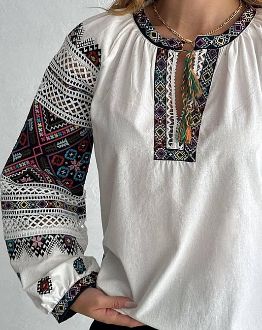 Женская современная вышиванка с разноцветной вышивкой 80% хлопок, 20% полиэстер. Белый, 50 Одесса - изображение 3