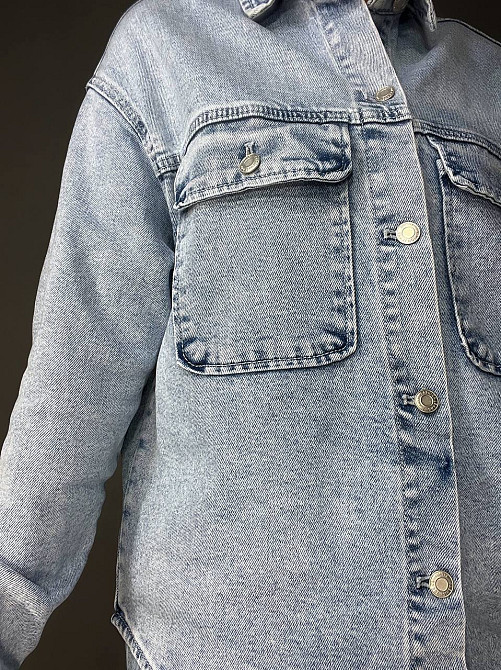 Сорочка жіноча джинсова DNL 510 оверсайз вільний крій накладені кишені на ґудзиках блакитна, блакитний, L Київ - фото 15