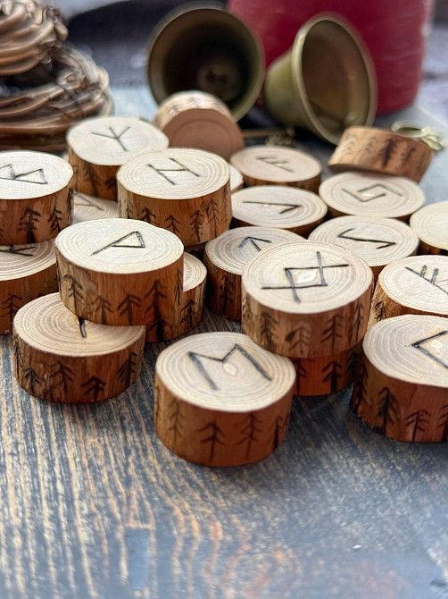 Скандинавские руны из ясеня ручной работы 