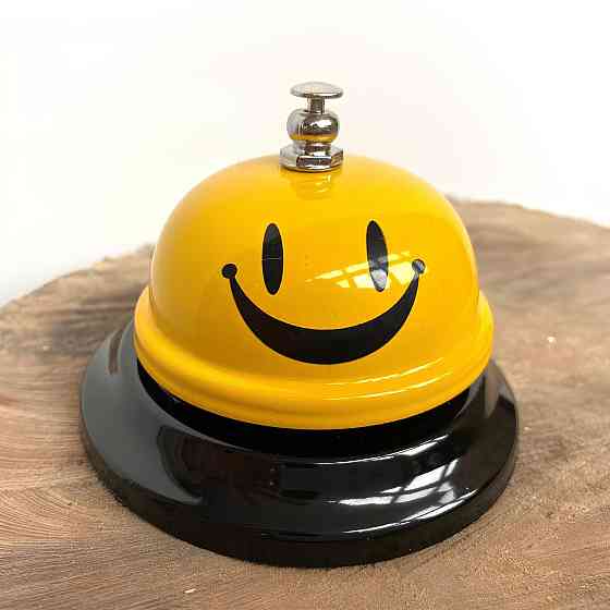 Настільний дзвінок у формі смайлика — дзвоник для офіціанта, готелю, офісу чи дому, металевий дзвін із яскравим дизайном для Київ