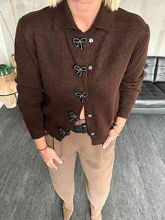 Жіночий укорочений кардиган із декоративними застібками у формі бантиків машинне в'язання Шоколад Одеса