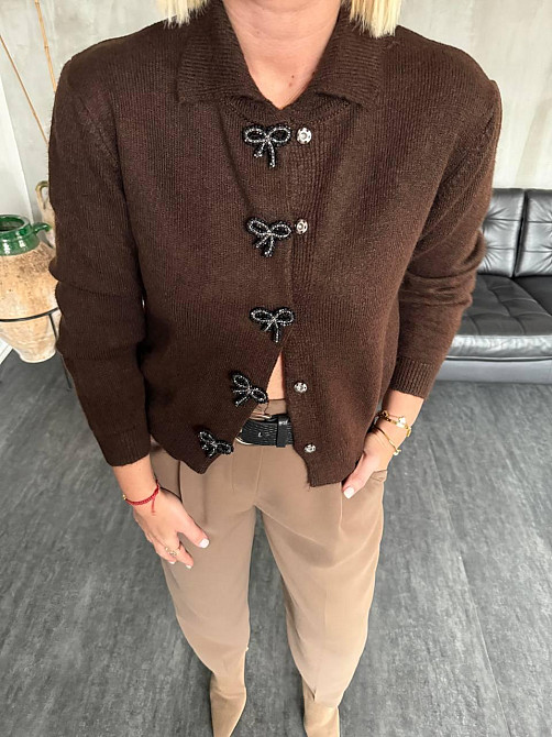Жіночий укорочений кардиган із декоративними застібками у формі бантиків машинне в'язання Шоколад Одеса - фото 3