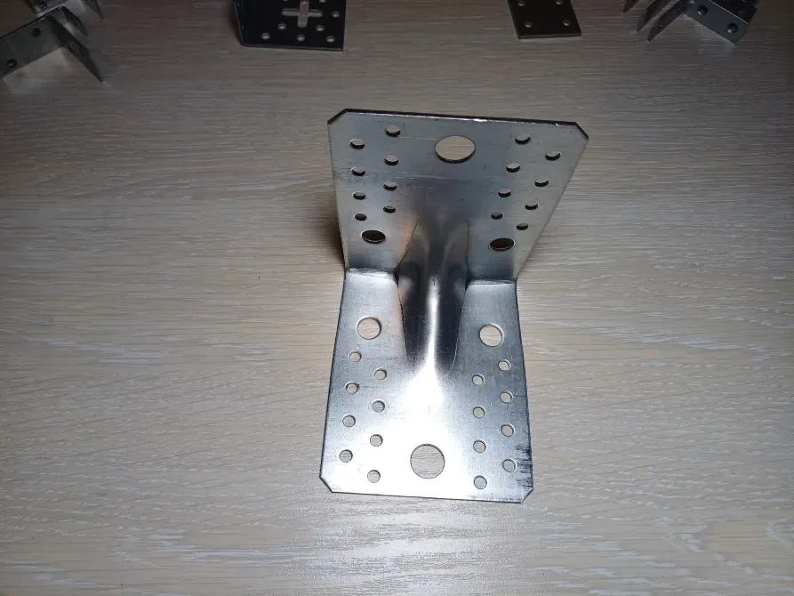 Кутник універсальний з ребром жорсткості 145×145×95 (2, 5 мм) Українка - фото 2