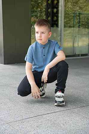 Сорочка дитяча лляна колір джинс для хлопчиків із коротким рукавом, льон, топ Юрма одяг Київ