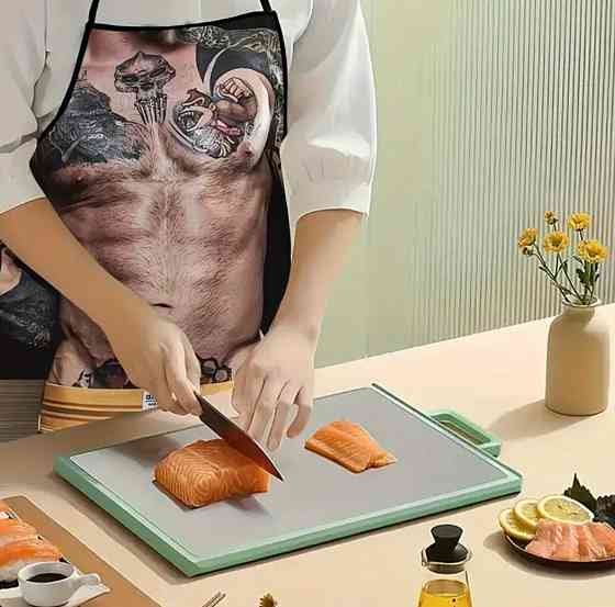 Фартух чоловічий прикольний Торс з тату в трусах 74 на 54 см різнобарвний Київ