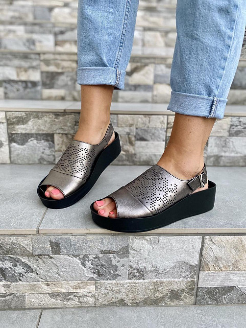 Injers Босоніжки жіночі срібні INJERS 436 літні шкіряні на танкетці / Стильні босоніжки р. 36, Коломия - фото 1