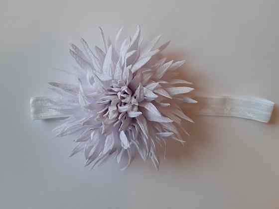 Дитяча красива біла пов'язка - окружність 38-60см, квітка 9см Київ