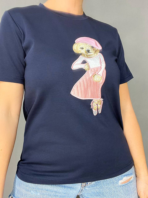 Футболка жіноча A-N 26009 нашивка ведмедик балерина попереду однотонна середня довжина базова one size, темно-синій, one size Київ - фото 3
