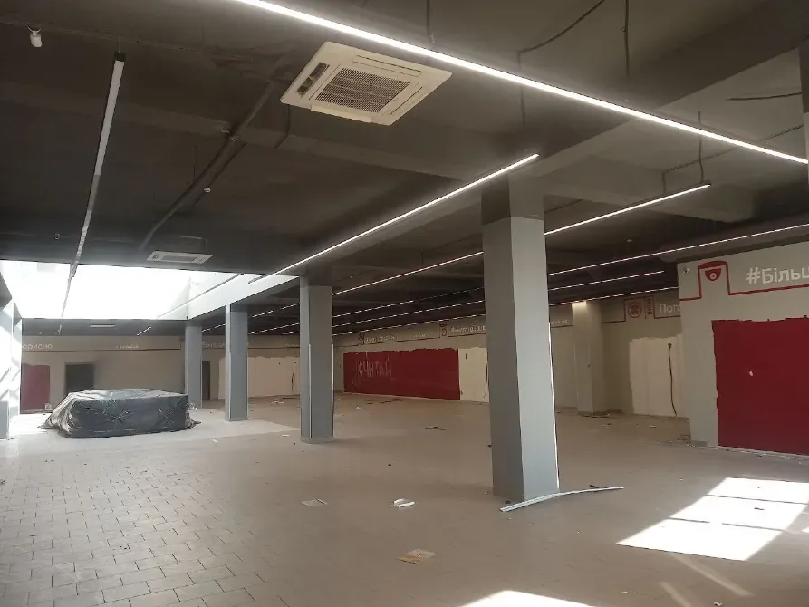 Магазин в ТЦ. 3\3 Залишається все що на фото канікули на заїзд і тд. Гарний ремонт Дніпро - фото 1