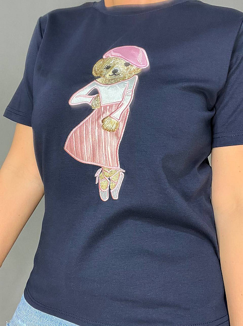 Футболка жіноча A-N 26009 нашивка ведмедик балерина попереду однотонна середня довжина базова one size, темно-синій, one size Київ - фото 14