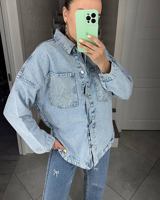 Жіноча джинсова куртка-сорочка вільного крою зі стразами 100% котон Одеса - фото 1