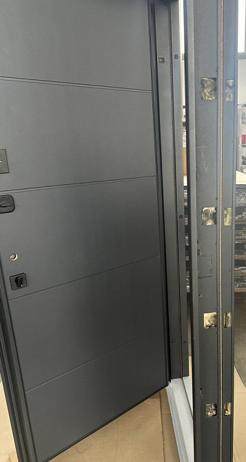 Двері вуличні Redfort, модель Стріт Грей Люкс (Метал/МДФ), комплектація Комфорт (3 контури) С ТЕРМОРОЗКРИВОМ Київ - фото 3