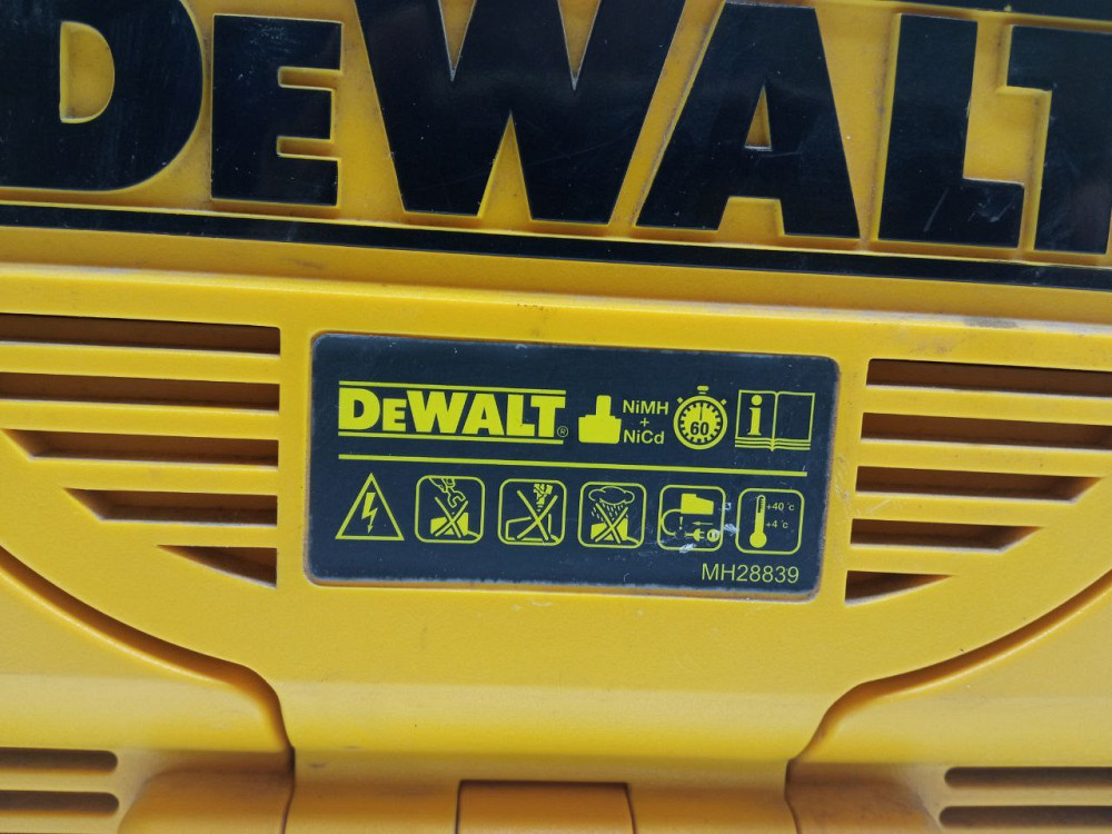 Зарядний пристрій + AM/FM радіо DeWalt DC011-GB/QW (Б клас) Луцк - изображение 6