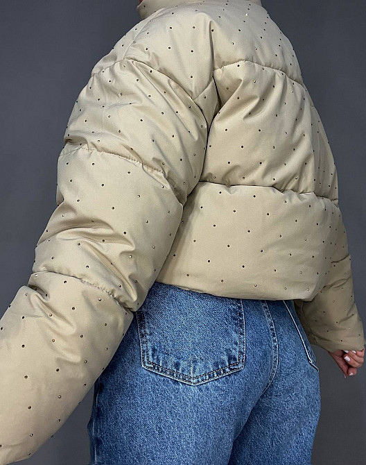 Куртка жіноча Haiziyuan 7165 укорочена пуффер з розсипом камінців демісезонна без капюшона оверсайз бежева, бежевий, XL Київ - фото 15
