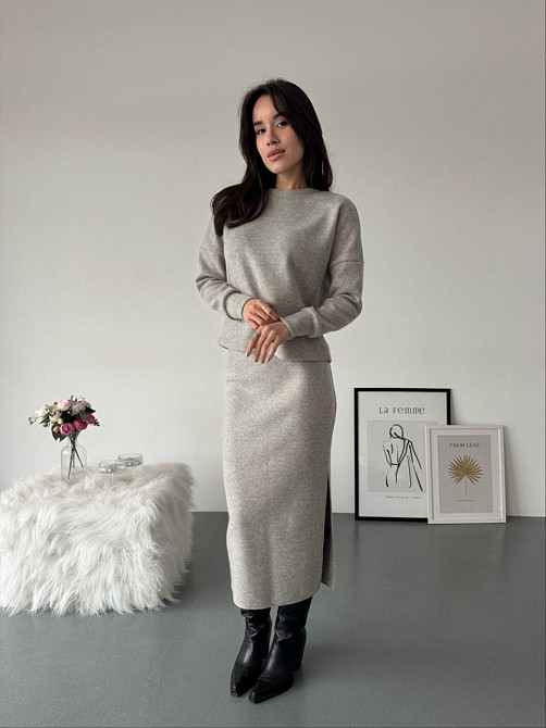 Женский стильный теплый костюм двойка с разрезом сбоку Бежевий, 50/52 Одесса - изображение 1