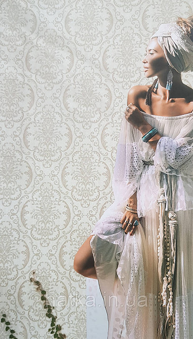 Обои виниловые на флизелине AdaWall Seyyah 1.06х10 завитки вензеля крупные структурные серебро беж на молочном Киев - изображение 1