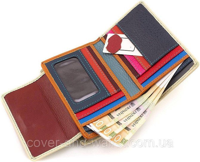Красивий жіночий шкіряний гаманець молочного кольору на магнітах ST Leather Київ - фото 4