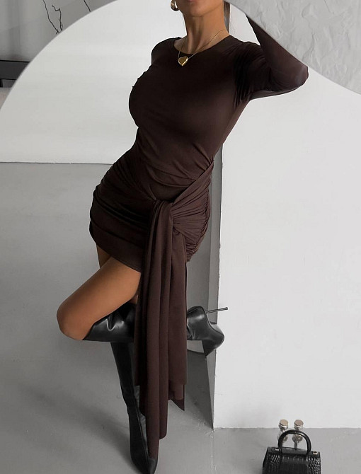 Женское мини платье с поясом-шлейфом микродайвинг Шоколадный, 46/48 Одесса - изображение 3