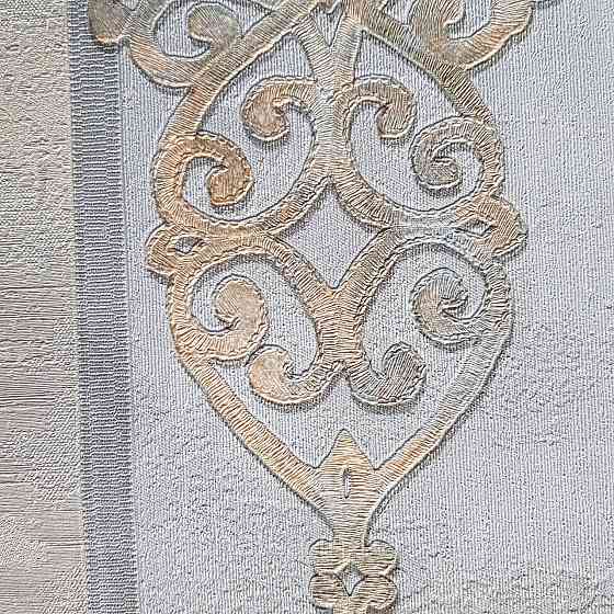 Шпалери метрові вінілові на флізелін 24 Carati Cristiana Masi вензель великий золотом на сіро блакитному Київ