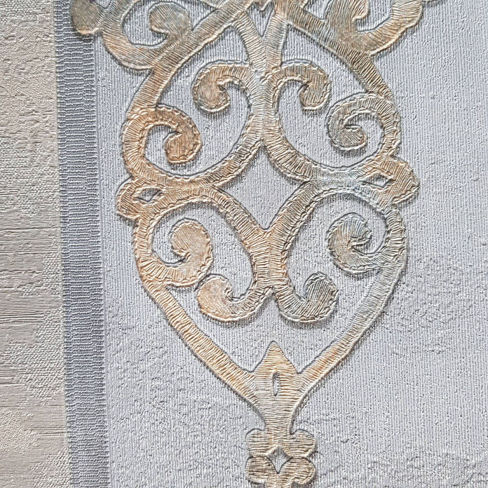 Шпалери метрові вінілові на флізелін 24 Carati Cristiana Masi вензель великий золотом на сіро блакитному Київ - фото 5