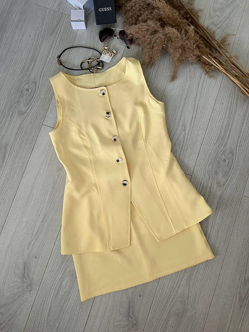 Женский базовый костюм двойка: удлиненный жилет и мини юбка из плотной костюмки Желтый, 46/48 Одесса - изображение 3