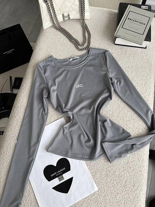 Стильний жіночий базовий лонгслів із написом і вирізом під пальчик мікродайвінг Сірий Одеса - фото 8