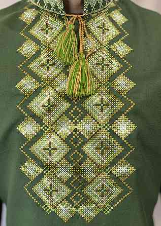 Чоловіча натуральна зелена вишиванка з ніжною вишивкою Київ