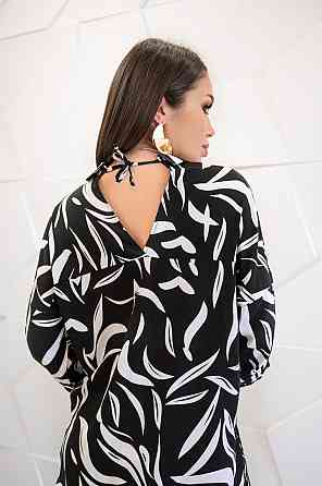 Свободный костюм с вырезом на спине 