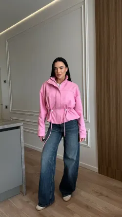 Стильна жіноча куртка із замшевої тканини — універсальний варіант для весни та міжсезоння. Одеса