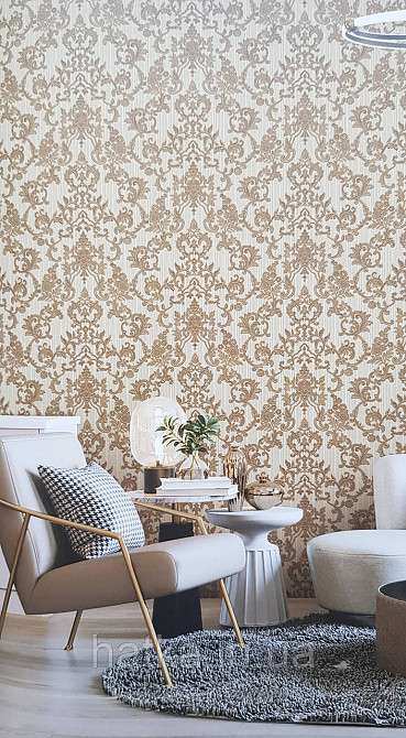 Шпалери вінілові на флізеліні AdaWall Seyyah 1.06х10 вензелю завитки великі структурні золотом на бежево-сірому Київ - фото 1