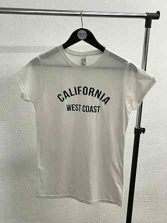 Женская футболка с надписью - 