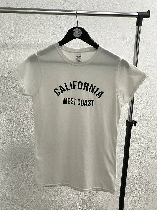 Женская футболка с надписью - 