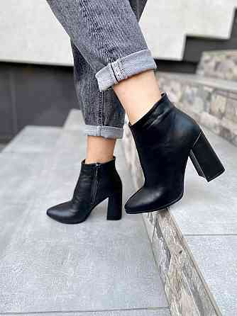 Nivelle Черевики жіночі NIVELLE чорні натуральна шкіра з хутром каблук 9.5см висота 10см 38р.39 Коломыя