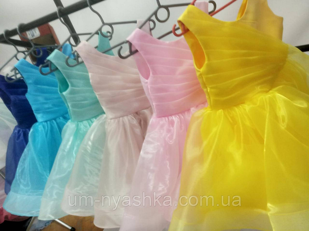 Розовое нарядное пышное платье 